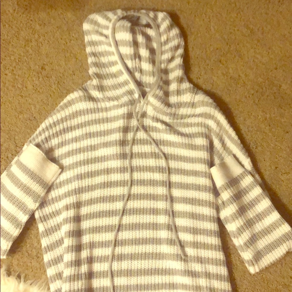 grey and white hoodie! 💍